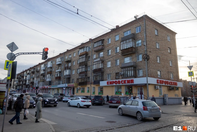 Самый большой дом, попавший под снос, — семиподъездная пятиэтажка на Заводской | Источник: Владислав Лоншаков / E1.RU