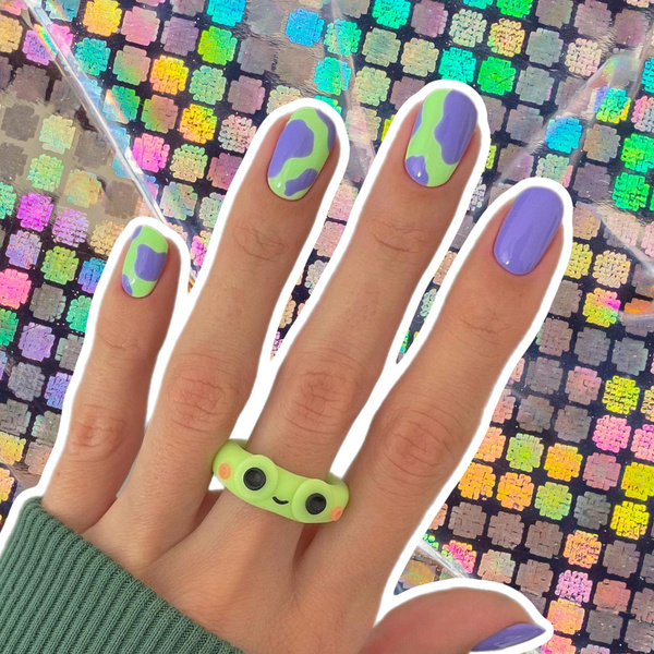 Зеленый + фиолетовый: идея самого модного летнего маникюра на короткие ногти