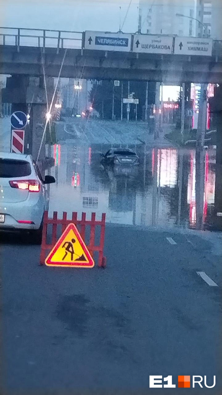 Улица на Уктусе ушла под воду — в огромной луже «утонули» легковушка и  автобус - 3 августа 2023 - Е1.ру