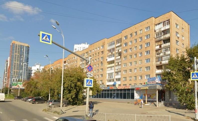 В доме на Токарей, 27 все еще работает продуктовый магазин — точнее, его «преемники» | Источник: «Яндекс.Карты»