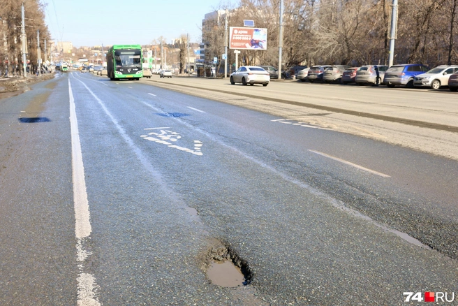 Ямы на дорогах встречаются в самом центре города | Источник: Михаил Шилкин