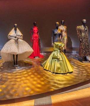 Дали, Кокто и платье-скелет: выставка модного дома Schiaparelli в лондонском V&A