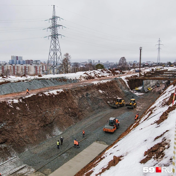 Ещё полгода назад здесь была ровная поверхность, а сейчас работы идут в вырытом котловане | Источник: Тимофей Калмаков / 59.RU