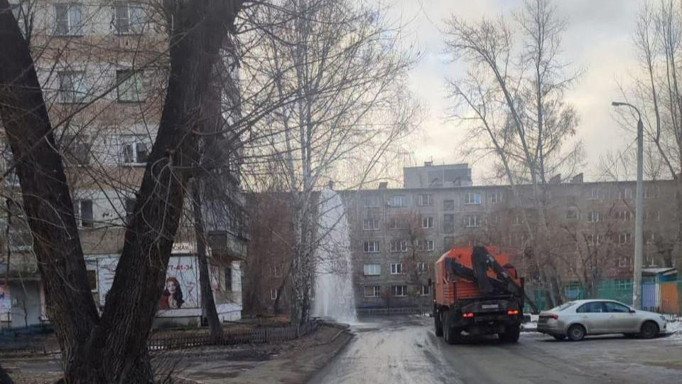 Жители ЧМЗ стали свидетелями фонтана высотой в три этажа