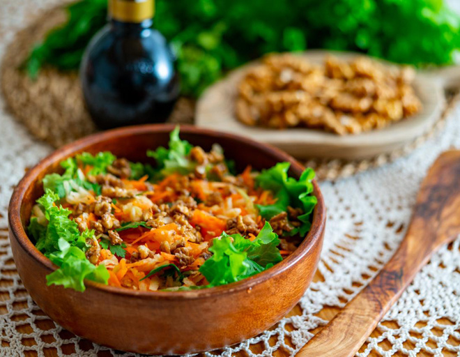 ПП-салат из моркови и яблок ПП-салат из моркови и яблок с заправкой из бальзамического уксуса и орехов, чтобы удивить гостей