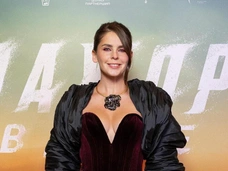 Чинарев с женой оделись в черное, Моряк напомнила русалку, Диброва разговорилась: показ «Мажора в Дубае» без Прилучного