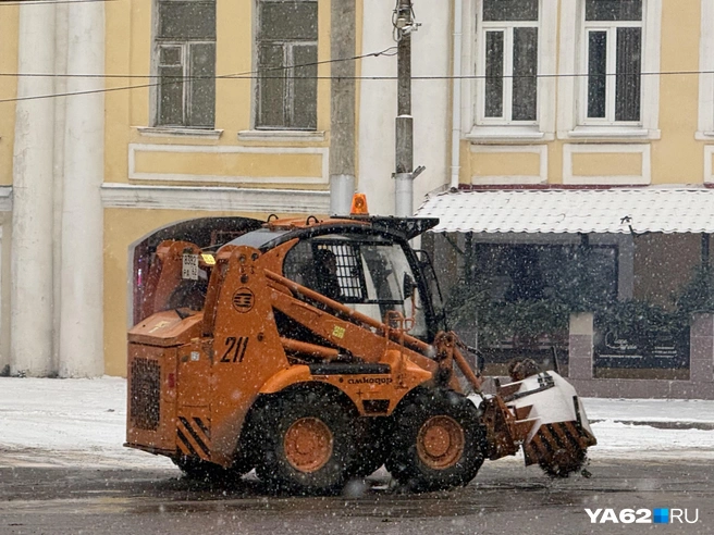Рязанцы надеются, что в этом году им не придется скользить по неубранным тротуарам | Источник: Сергей Петунин / YA62.RU