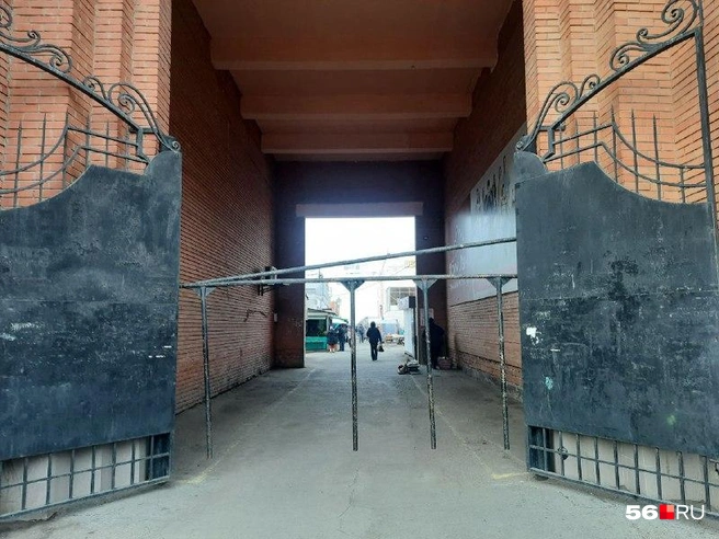 Ворота Центрального рынка со стороны улицы Володарского | Источник: Анастасия Баринова / 56.RU