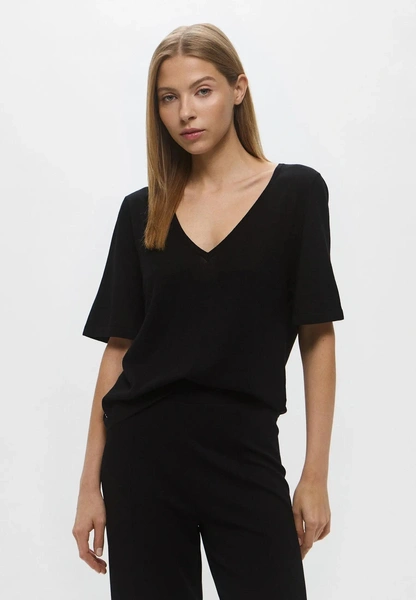 Лучшие базовые футболки, чтобы носить со свитерами, жакетами и рубашками