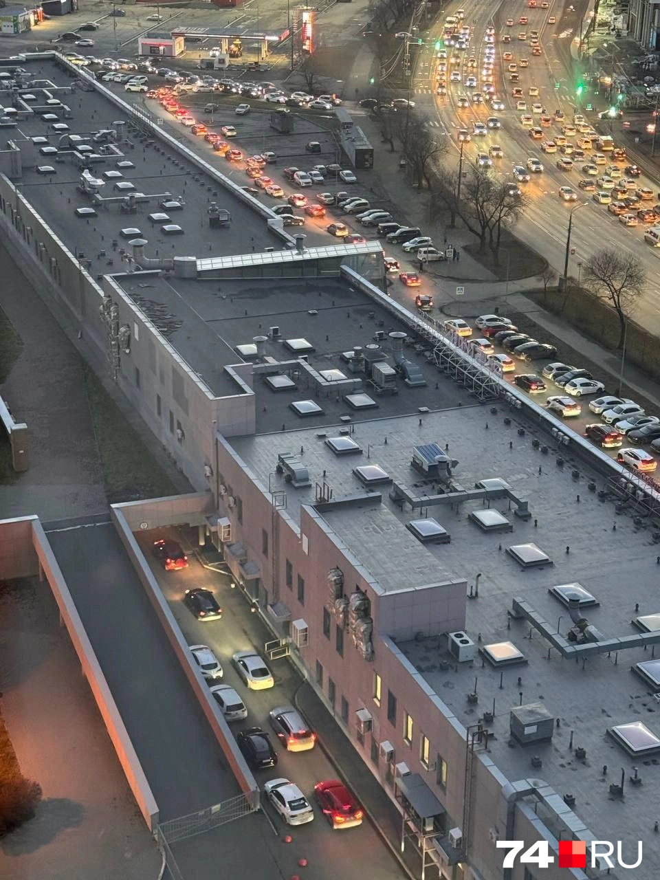 Три пробки в кадре: на улице Труда и по обе стороны домов «Манхэттена» | Источник: читатель 74.RU