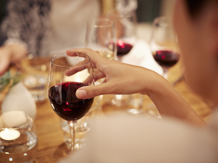 Мифическая польза: почему бокал вина за ужином — это плохая привычка