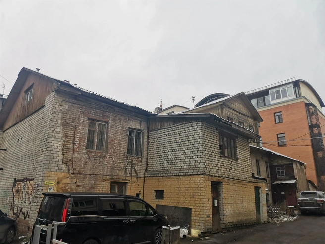 В строении сохранился деревянный мезонин, но основная конструкция за долгие годы претерпела много изменений. | Источник: Артем Бауман / 76.RU