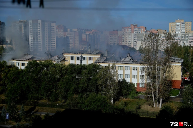 Оценить масштабы пожара можно с высоких домов, которые расположены рядом  | Источник: Ирина Шарова / 72.RU 