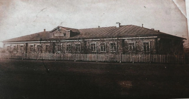Любино-Малоросская школа в конце 1920-х. Тогда она называлась Старо-Любинской и была 4-летней | Источник: «Исторические очерки становления и развития Любино-Малоросской школы» / авторы-составители: Валентина Стасевич, Михаил Горланов, Лилия Гехт