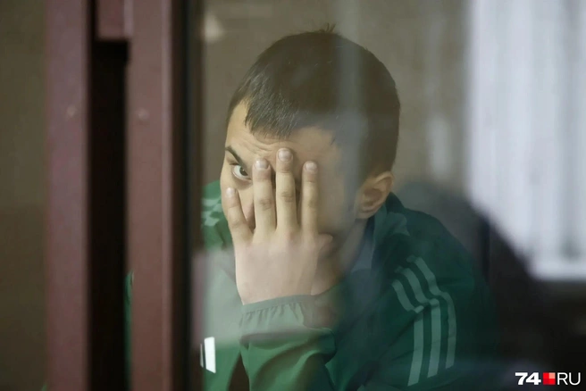 Обвиняемый в убийстве прятал лицо от камеры | Источник: Михаил Шилкин
