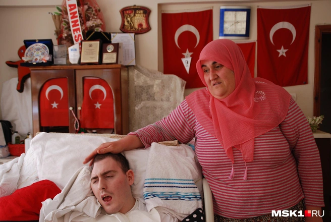 Гюльсум Кабадайи ухаживает за Умутом у себя дома, фото 2013 года | Источник: Анна Голубницкая / MSK1.RU