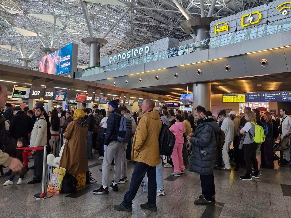 «Пришлось заново покупать билеты»: что творится в аэропорту Внуково после крупнейшего авиаколлапса