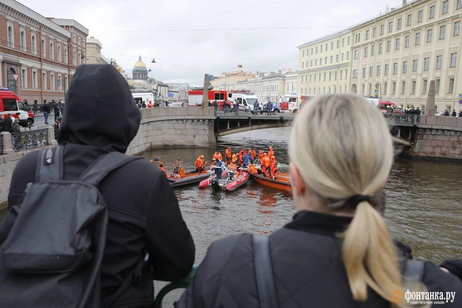 Полиция и прокуратура начали проверку по факту падения автобуса в Мойку | Источник: Валентин Егоршин/«Фонтанка.ру»