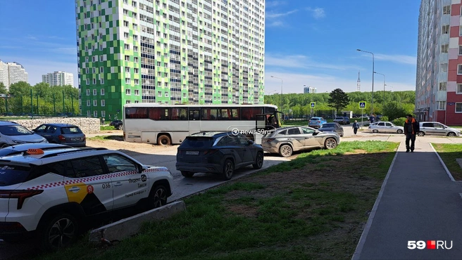 Большой экскурсионный автобус застрял и заблокировал проезд по улице | Источник: читатель 59.RU