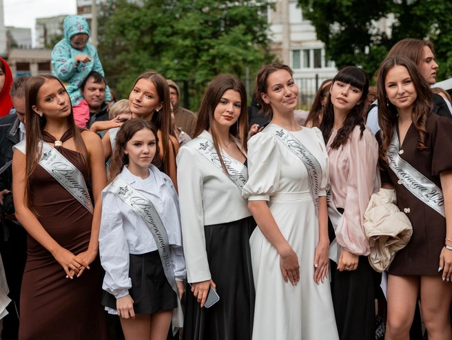 Выпускницы в красивых платьях | Источник: Александр Куренной / 76.RU