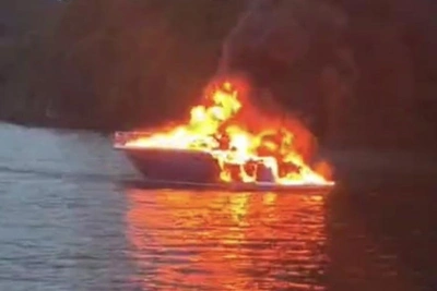 Катер сгорел в бухте Новик во Владивостоке