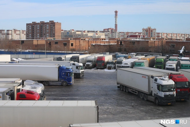 Владельцы товаров по всей стране становятся заложниками разборок терпящих бедствие автотранспортных компаний | Источник: Андрей Бортко / NGS.RU