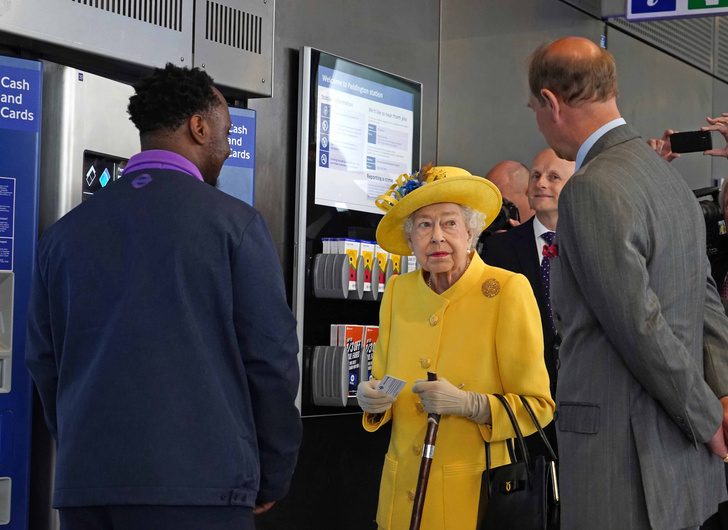 Даже королевы ездят на метро: зачем Елизавета II спустилась под землю (и почему ей там понравилось)