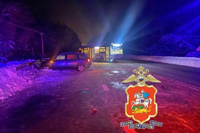 В Подмосковье легковушка столкнулась с автобусом, есть погибший