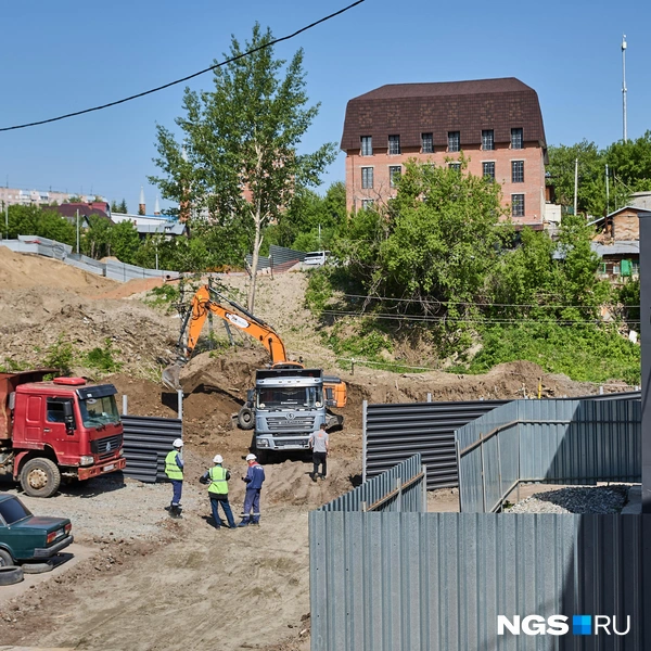 Пока единственный путь попасть на строительную площадку — проехать по разбитой дороге возле гаражей. С появлением улицы Фрунзе транспортная доступность должна стать лучше | Источник: Александр Ощепков / NGS.RU