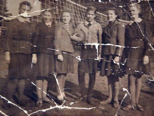 1940-е годы. Ленинград. Чемпионат города по волейболу среди девочек. Нина Познанская в центре с мячом | Источник: Личный архив