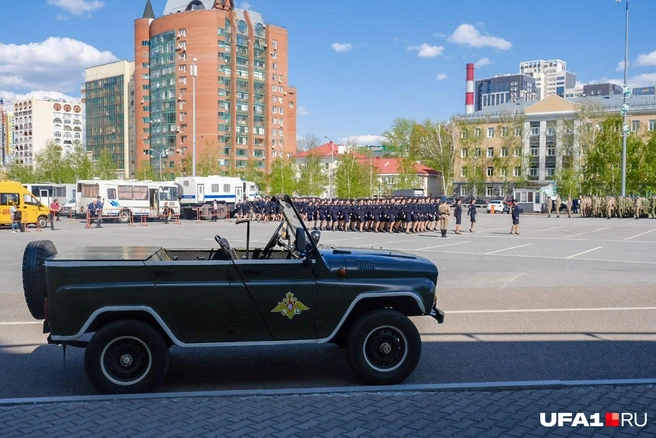 А вот и примечательное транспортное средство спряталось в теньке