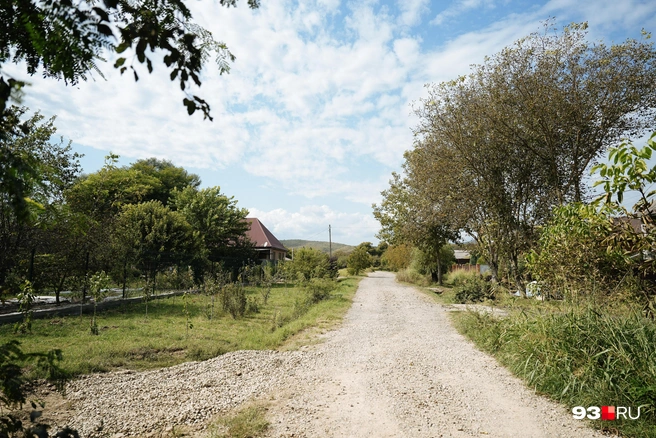 Между домами дороги только гравийные | Источник: Дарья Паращенко / 93.RU
