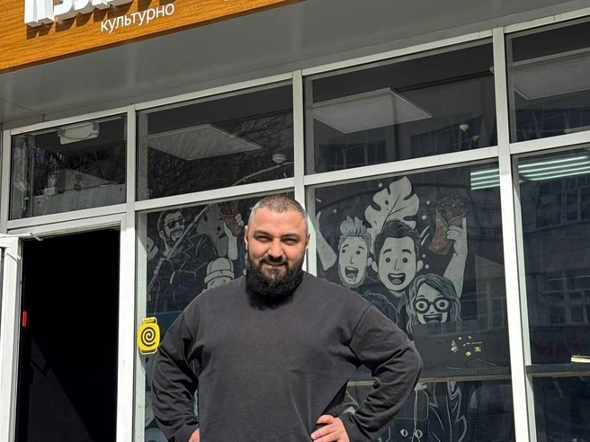 Михаил Аракелов — шеф-повар, открывший этот киоск | Источник: Ирина Шутько / E1.RU