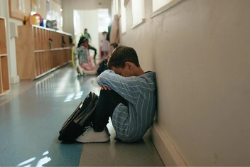 Как помочь ребенку, которого не приглашают на дни рождения и игнорируют в классе?