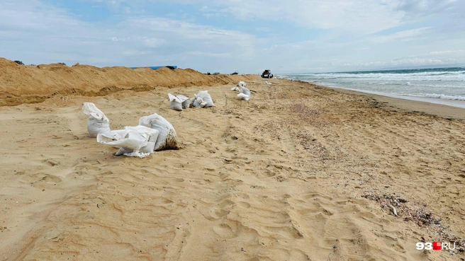 Мешки, собранные волонтерами, отвозят в штаб МЧС на экскаваторе | Источник: Никита Зырянов / 93.RU