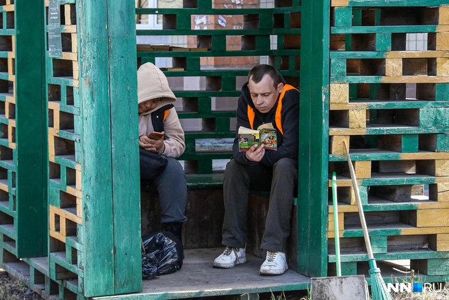 Рабочие в «читальном зале кота Мурлыки» | Источник: Наталья Бурухина / NN.RU