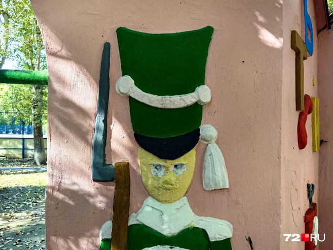 Охраняет вход на детскую площадку гвардеец. Со странным выражением лица  | Источник: Павел Красоткин / 72.RU 