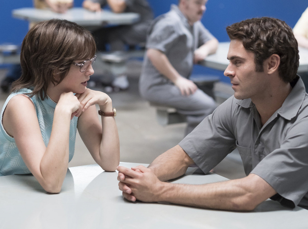 Кадр из фильма «Красивый, плохой, злой». В роли Теда Банди — Зак Эфрон, в роли Кэрол Энн Бун — Кая Скоделарио | marieclaire.ru