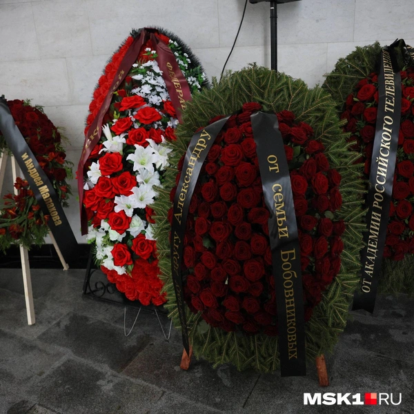 Родные, друзья и коллеги Олейникова прислали множество венков | Источник: Артем Устюжанин / MSK1.RU