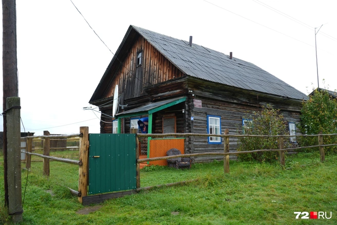 Так выглядит школа. Когда ее построили, местные точно сказать не могут. Знают только, что «очень давно» | Источник: Семен Громов / 72.RU
