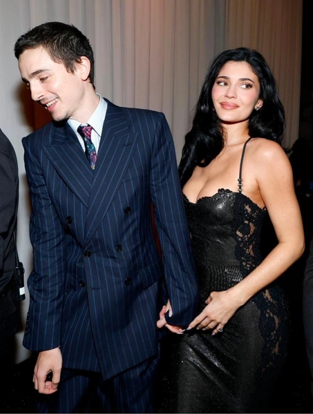 «Я люблю тебя всем сердцем»: Тимоти Шаламе публично со сцены признался в любви Кайли Дженнер на Critics Choice Awards 2026 | marieclaire.kz