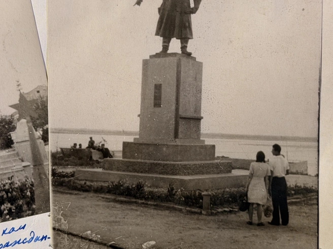 На фото изображен памятник Виктору Хользунову. Подпись под фото «Жихарев» — ошибочная | Источник: Сергей Островский