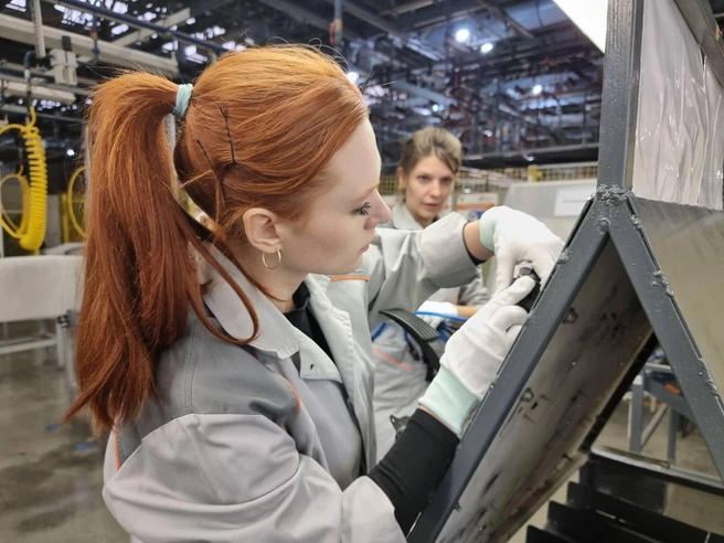 Сотрудники АВТОВАЗа должны знать все тонкости производства автомобилей и уметь соединять жгуты, провода | Источник: из личного архива Надежды Долосковой