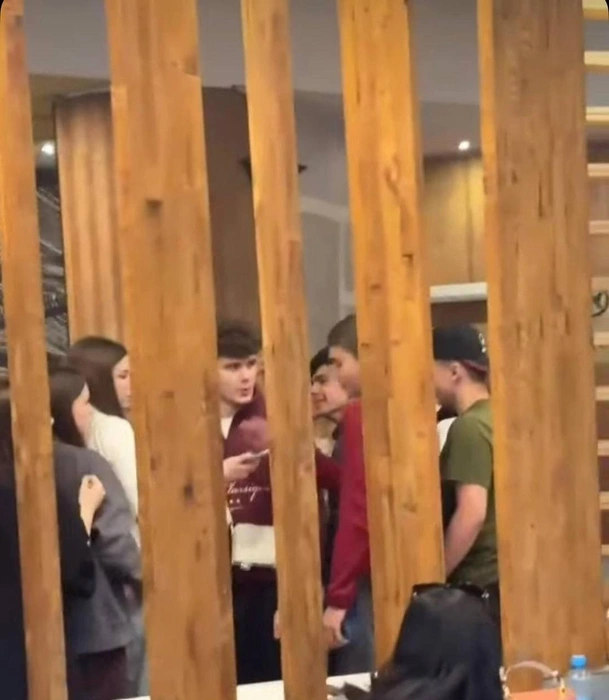 Парня Ани Покров заметили в ресторане общепита в Волгограде | Источник: Волгоград 34 Онлайн / Vk