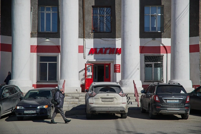 Первый этаж занимает магазин «Магнит», под его стиль выкрасили стены здания | Источник: Александр Ощепков / NGS.RU