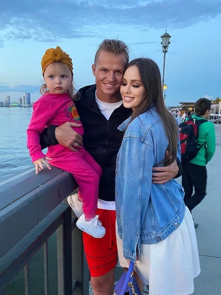 Анастасия в свою очередь с любовью относится к мужу