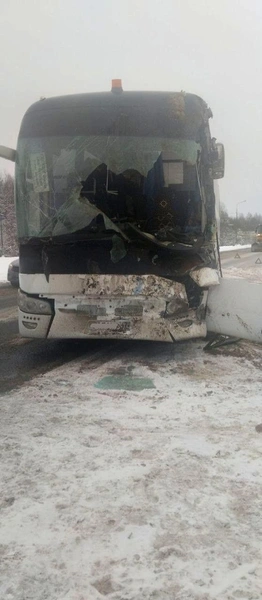Междугородный автобус врезался в снегоуборочную машину на трассе «Кола» в Синявино | Источник: ФКУ Упрдор «Северо-Запад»