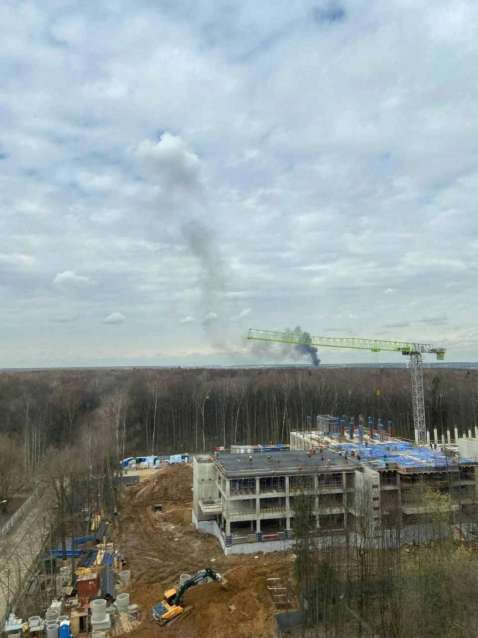Столб черного дыма виден за несколько километров от места ЧП | Источник: Troitsk City / T.me