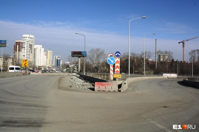 Съезд с Кольцовской развязки на Водительский проезд и Объездную (в направлении Московской) теперь недоступен водителям | Источник: Роман Марьяненко / E1.RU