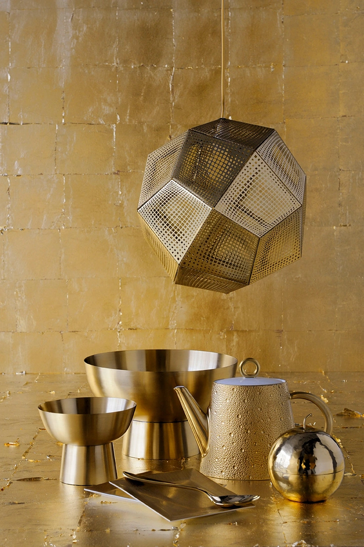 1 Cветильник Etch Shade Brass, Tom Dixon. 2 Кубки, металл, The Conran Shop. 3 Чайник из серии Ecume or, фарфор, Bernardaud. 4 Сосуд Pomme dorée, The Conran Shop. 5 Блюда Chevrons Or, фарфор, Hermès. 6 Столовые приборы Or, сталь, Skitsch.